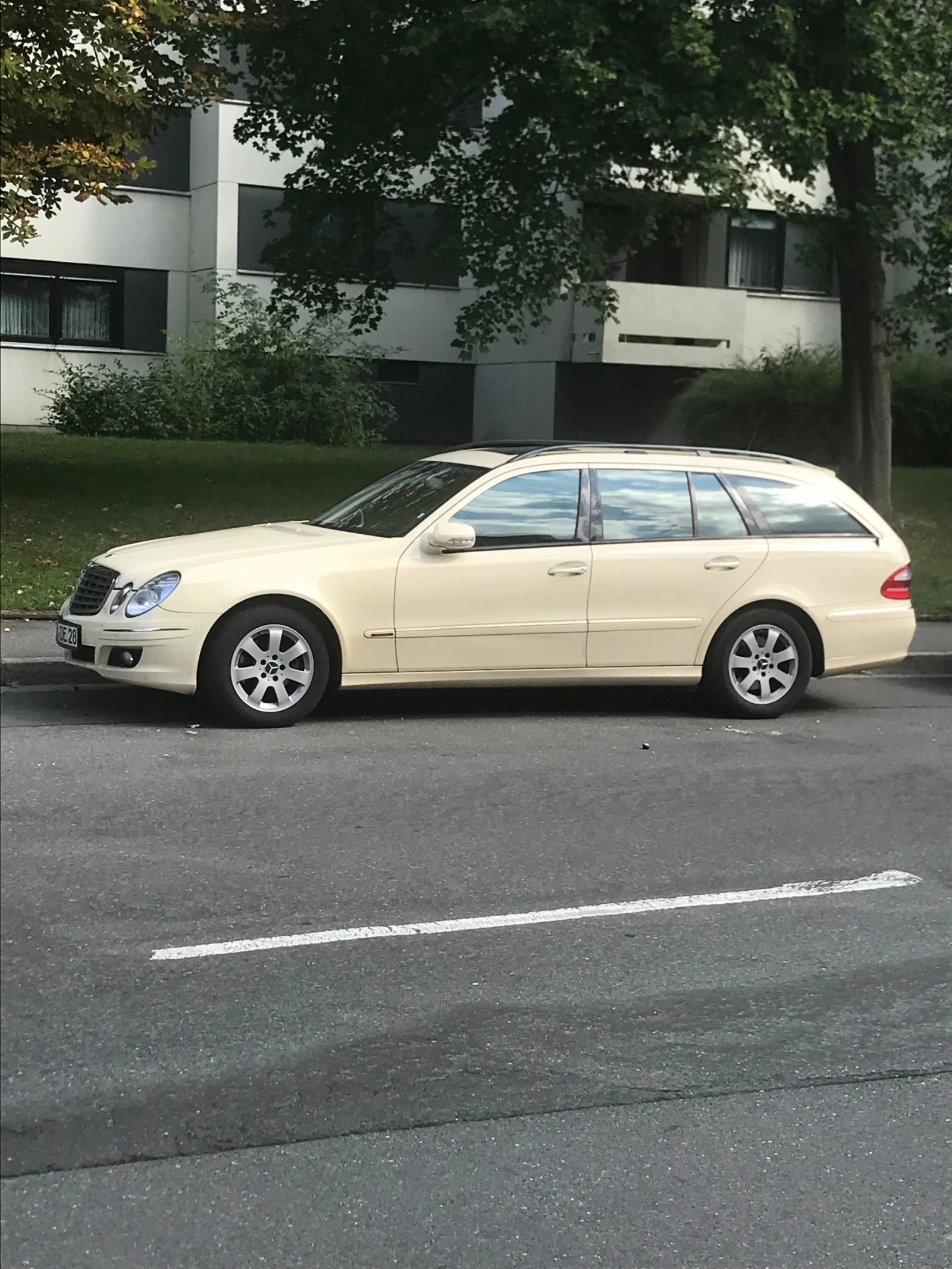 Mercedes-Benz E 220, снимка 2 - Автомобили и джипове - 56009516