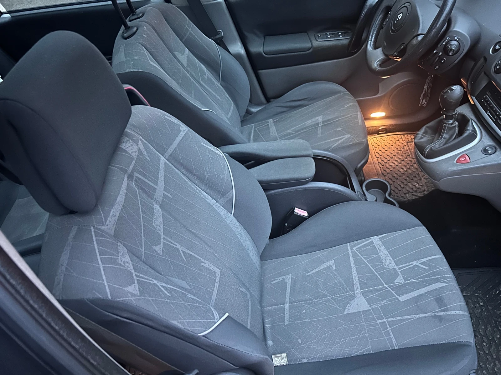 Renault Scenic 1.9, снимка 13 - Автомобили и джипове - 53622308