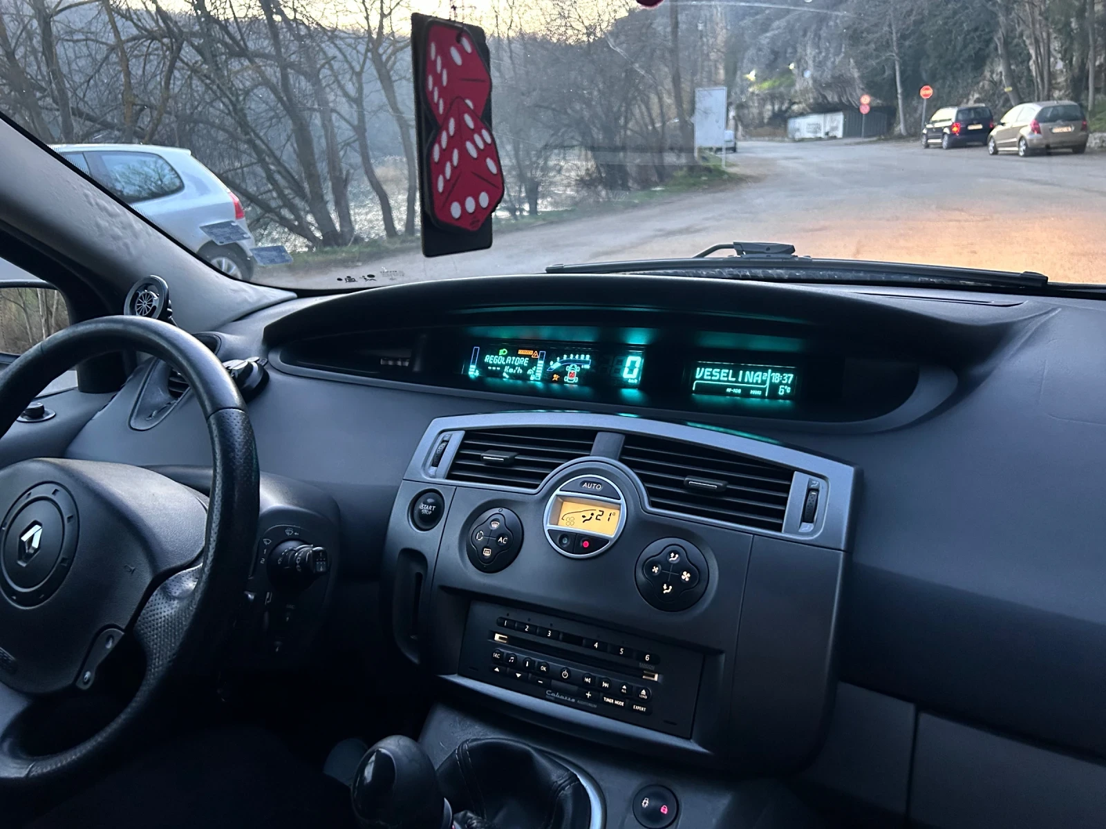 Renault Scenic 1.9, снимка 10 - Автомобили и джипове - 53622308