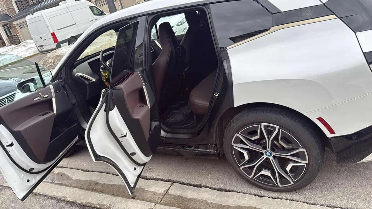 BMW iX * xDrive40 * PANO* ПОДГРЕВ* KEYLESS* , снимка 14 - Автомобили и джипове - 53782101