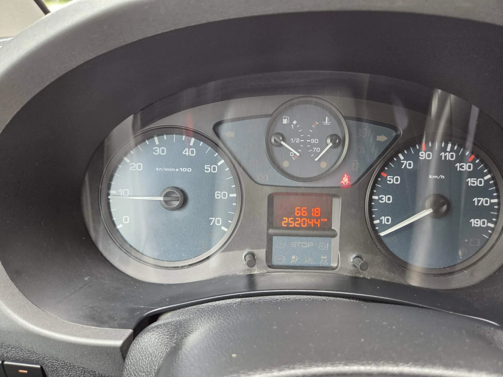 Citroen Berlingo 1.6 е-HDI/КЛИМА, снимка 8 - Автомобили и джипове - 54246772