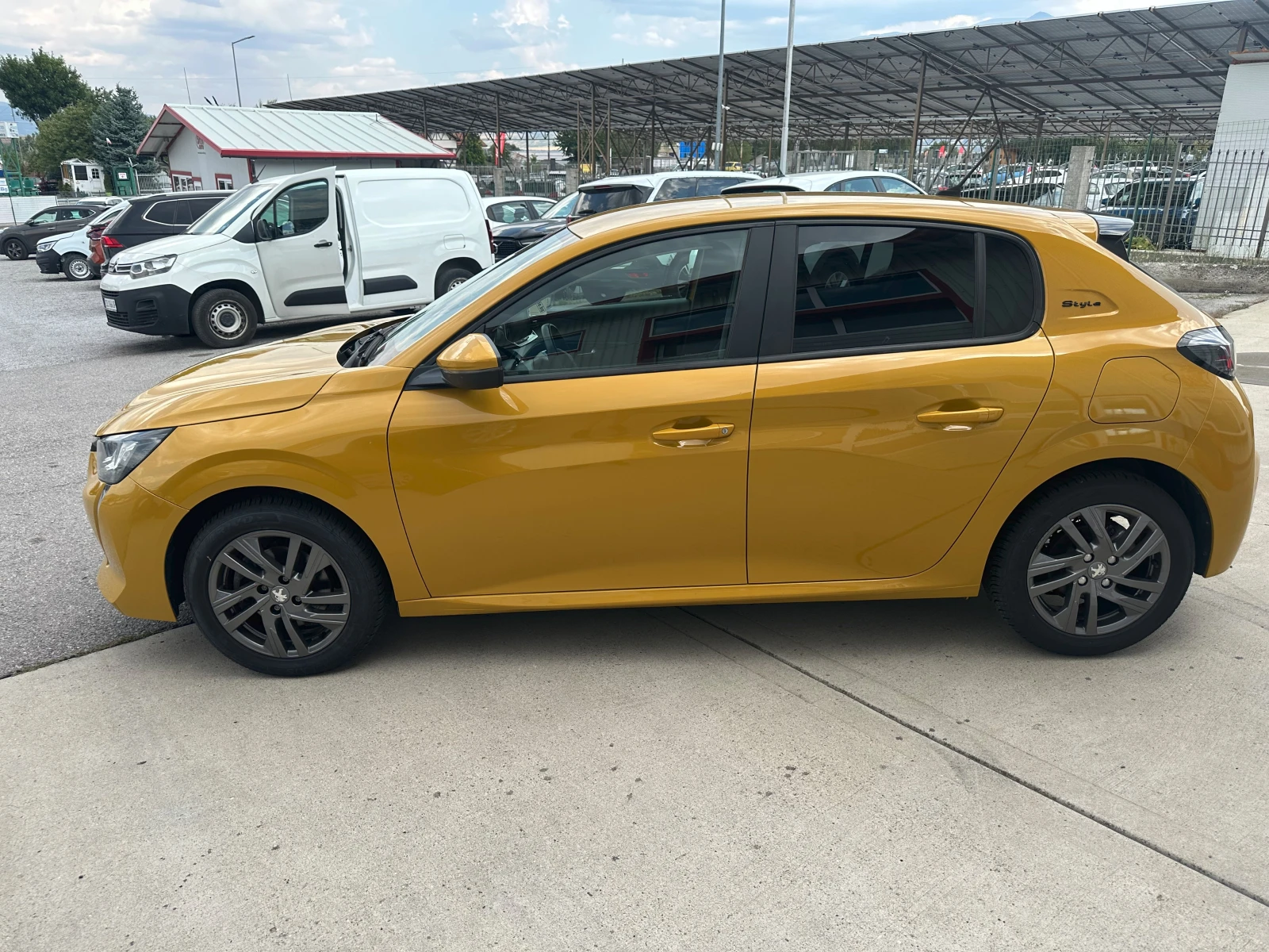 Peugeot 208 1.2i STYLE, снимка 4 - Автомобили и джипове - 55825065