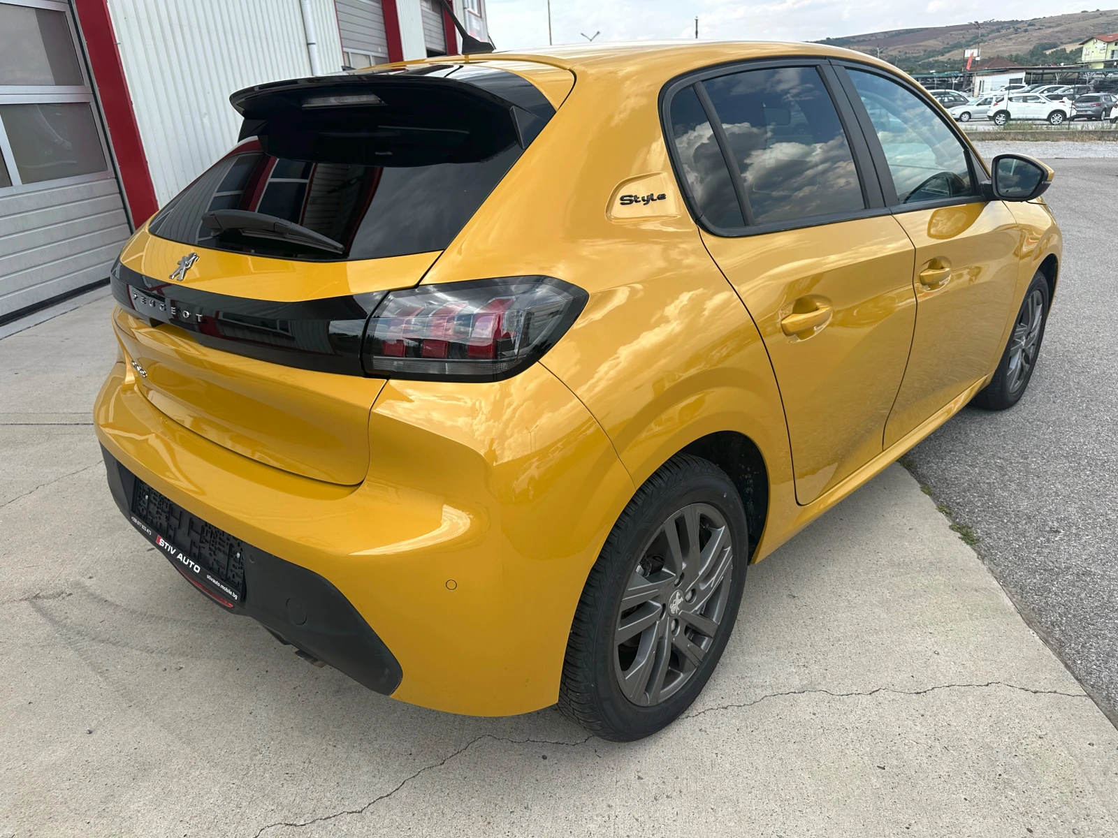 Peugeot 208 1.2i STYLE, снимка 7 - Автомобили и джипове - 55825065