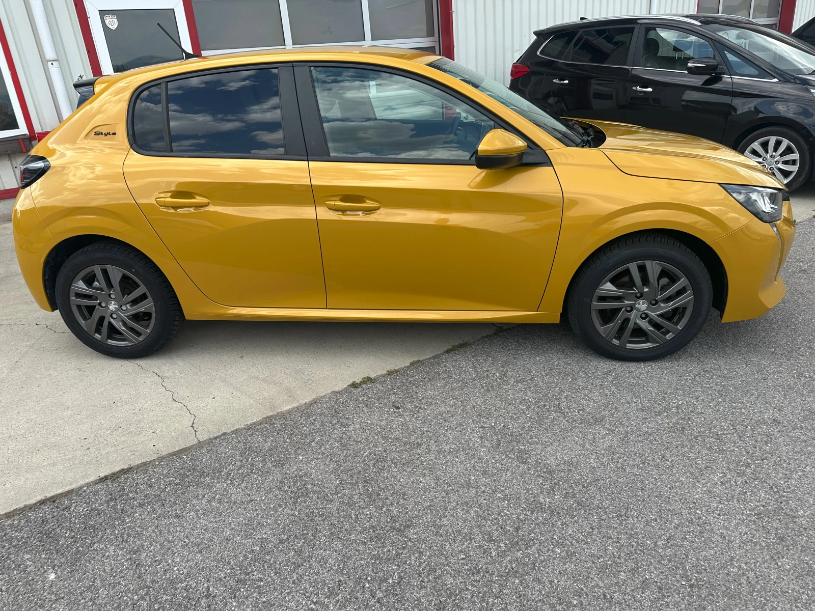 Peugeot 208 1.2i STYLE, снимка 8 - Автомобили и джипове - 55825065