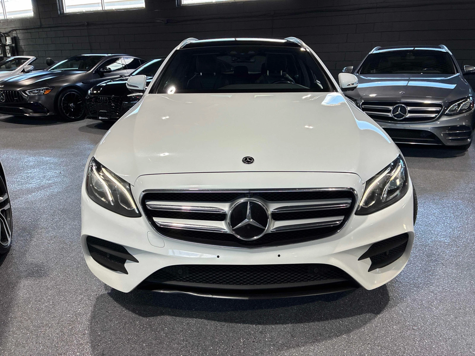 Mercedes-Benz E 450 4MATIC * AMG PACK* ДИСТРОНИК* 360 КАМЕРА* BURMESTE, снимка 2 - Автомобили и джипове - 56137592