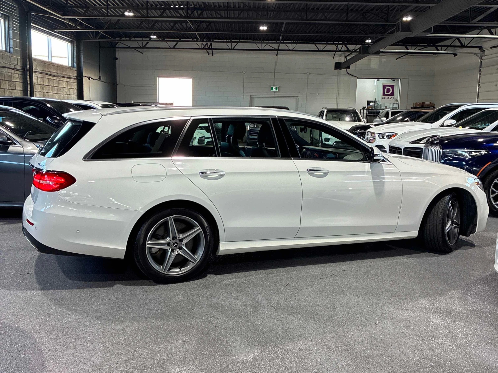 Mercedes-Benz E 450 4MATIC * AMG PACK* ДИСТРОНИК* 360 КАМЕРА* BURMESTE, снимка 4 - Автомобили и джипове - 56137592
