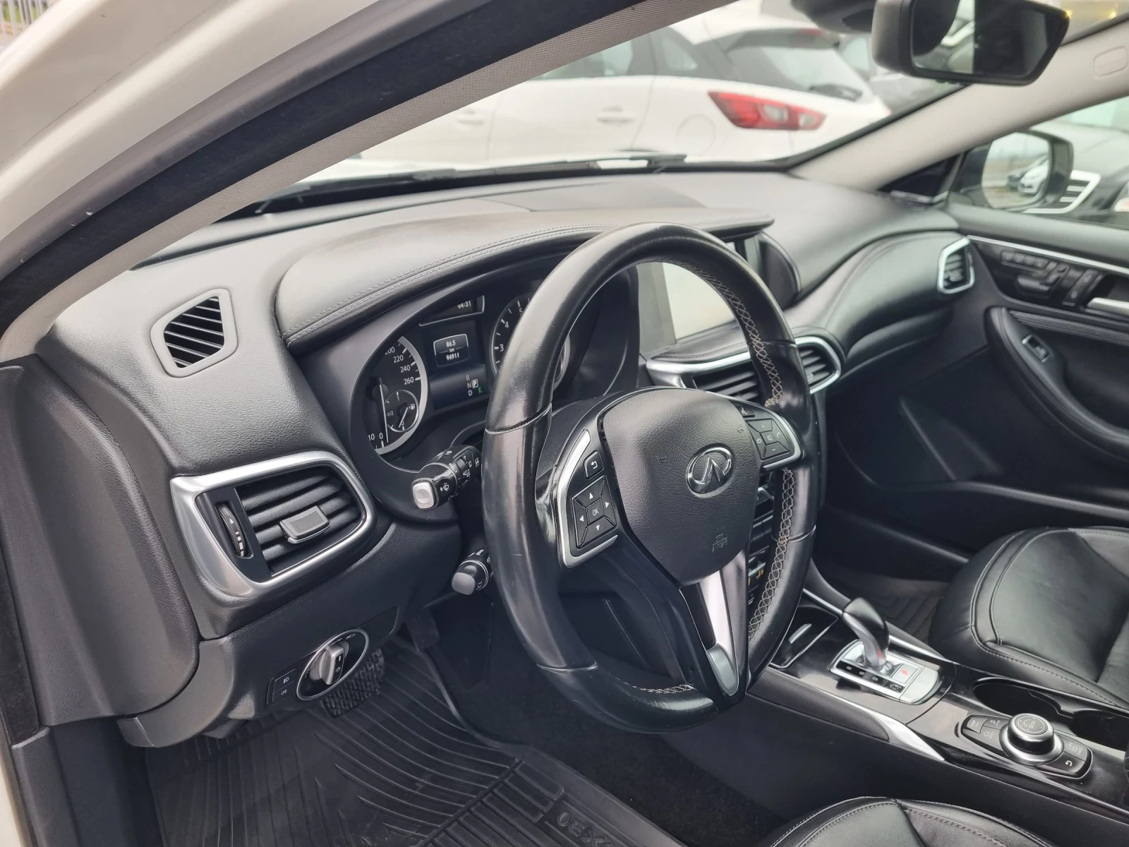 Infiniti QX30 2.0T AWD Premium* Distronic* KEYLESS* Lane Assist* - изображение 9