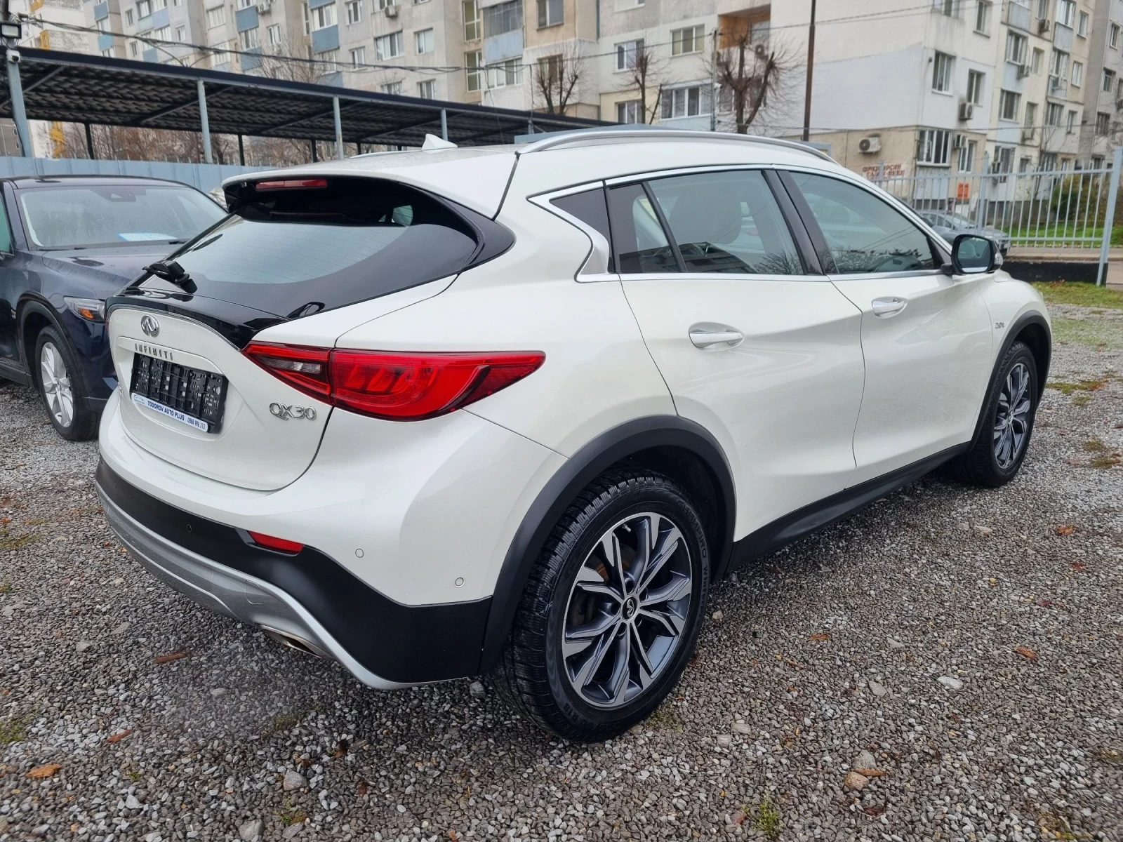 Infiniti QX30 2.0T AWD Premium* Distronic* KEYLESS* Lane Assist* - изображение 5