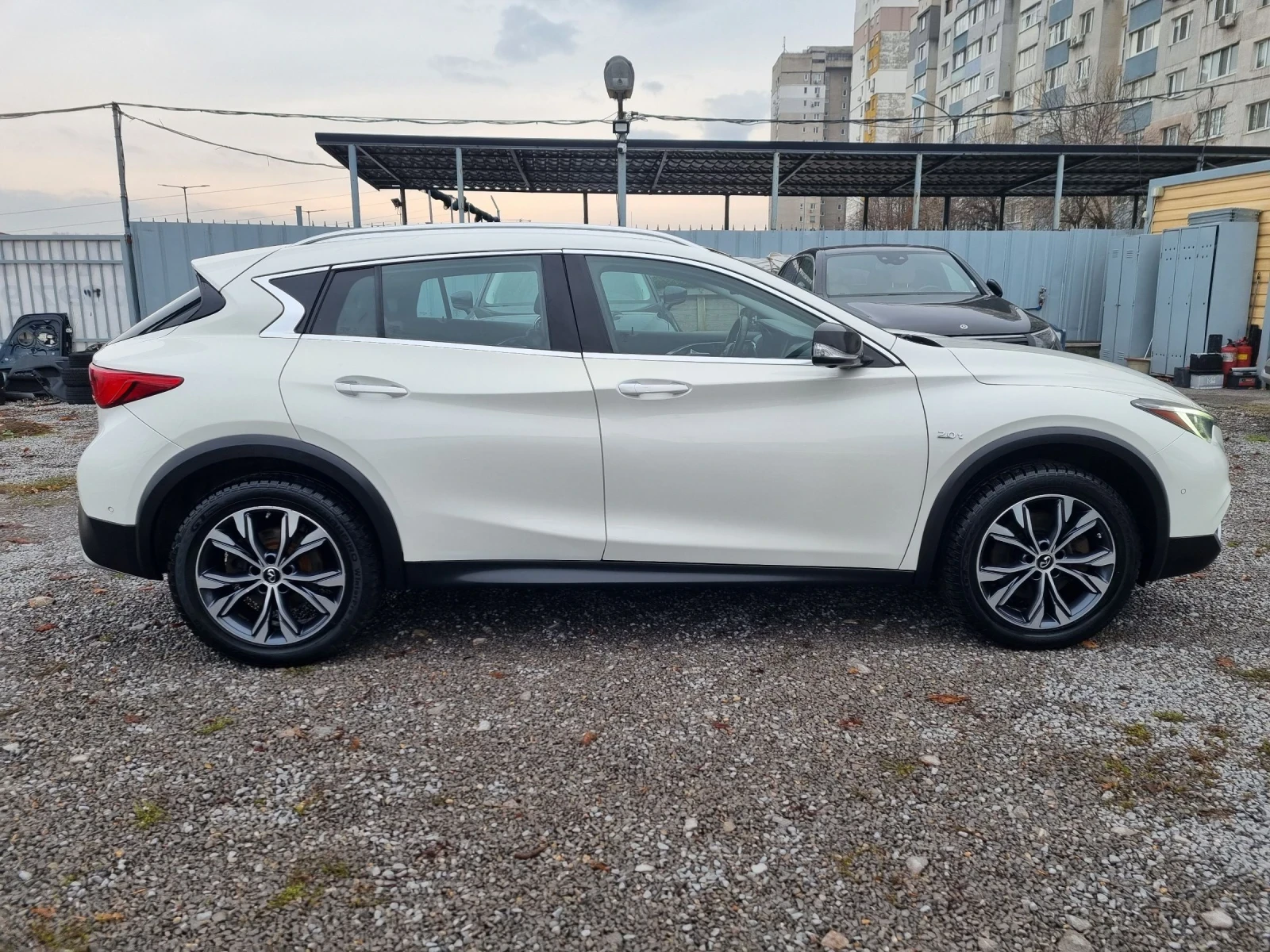 Infiniti QX30 2.0T AWD Premium* Distronic* KEYLESS* Lane Assist* - изображение 4