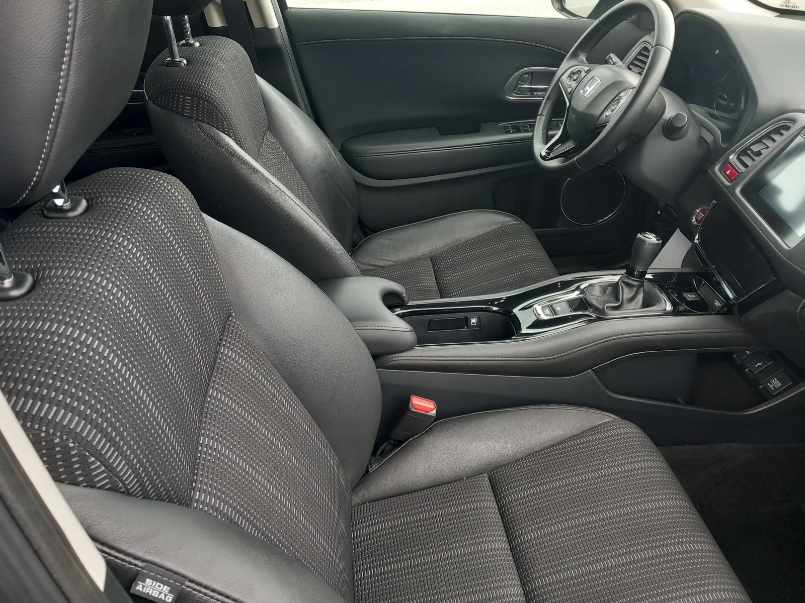 Honda Hr-v 1.6 Executive, снимка 7 - Автомобили и джипове - 54944519