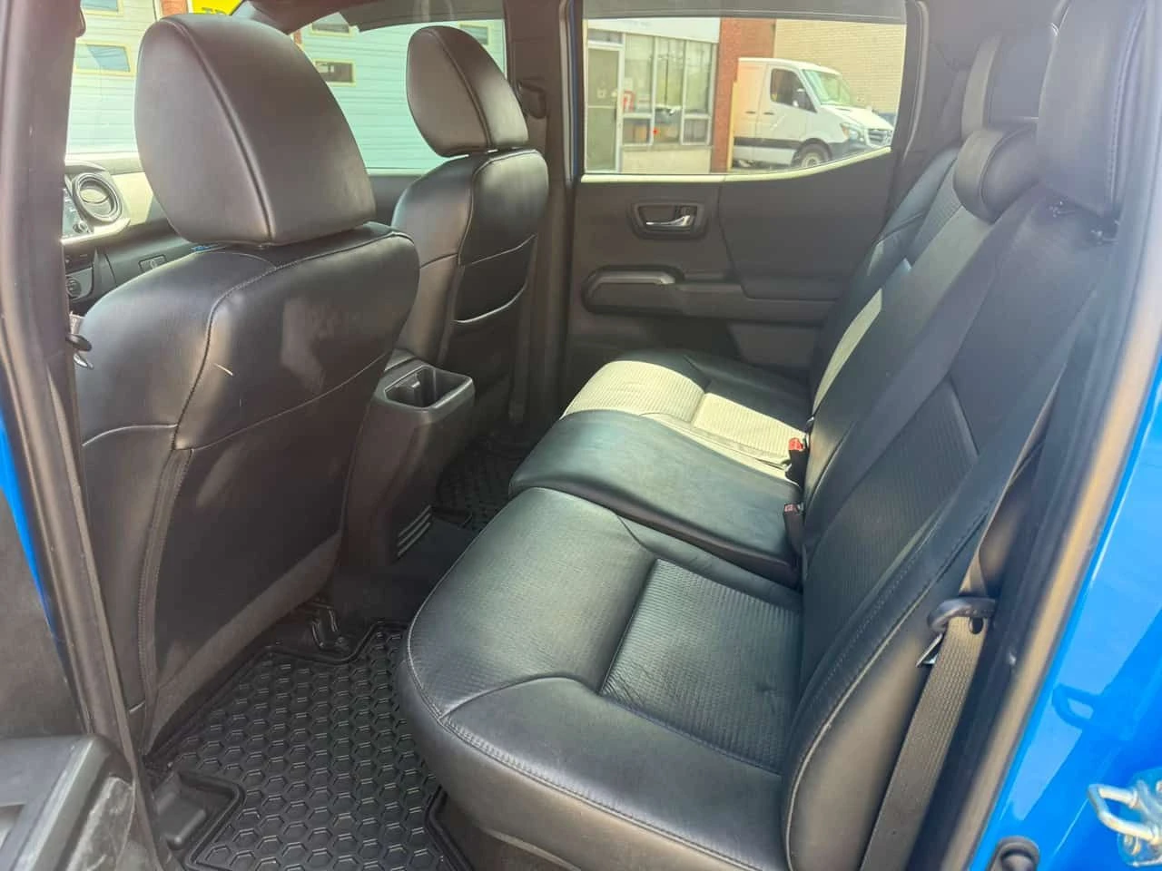 Toyota Tacoma * 4x4 Double Cab SB* АВТОКРЕДИТ БЕЗ ПЪРВОНАЧАЛНА *, снимка 14 - Автомобили и джипове - 55685156