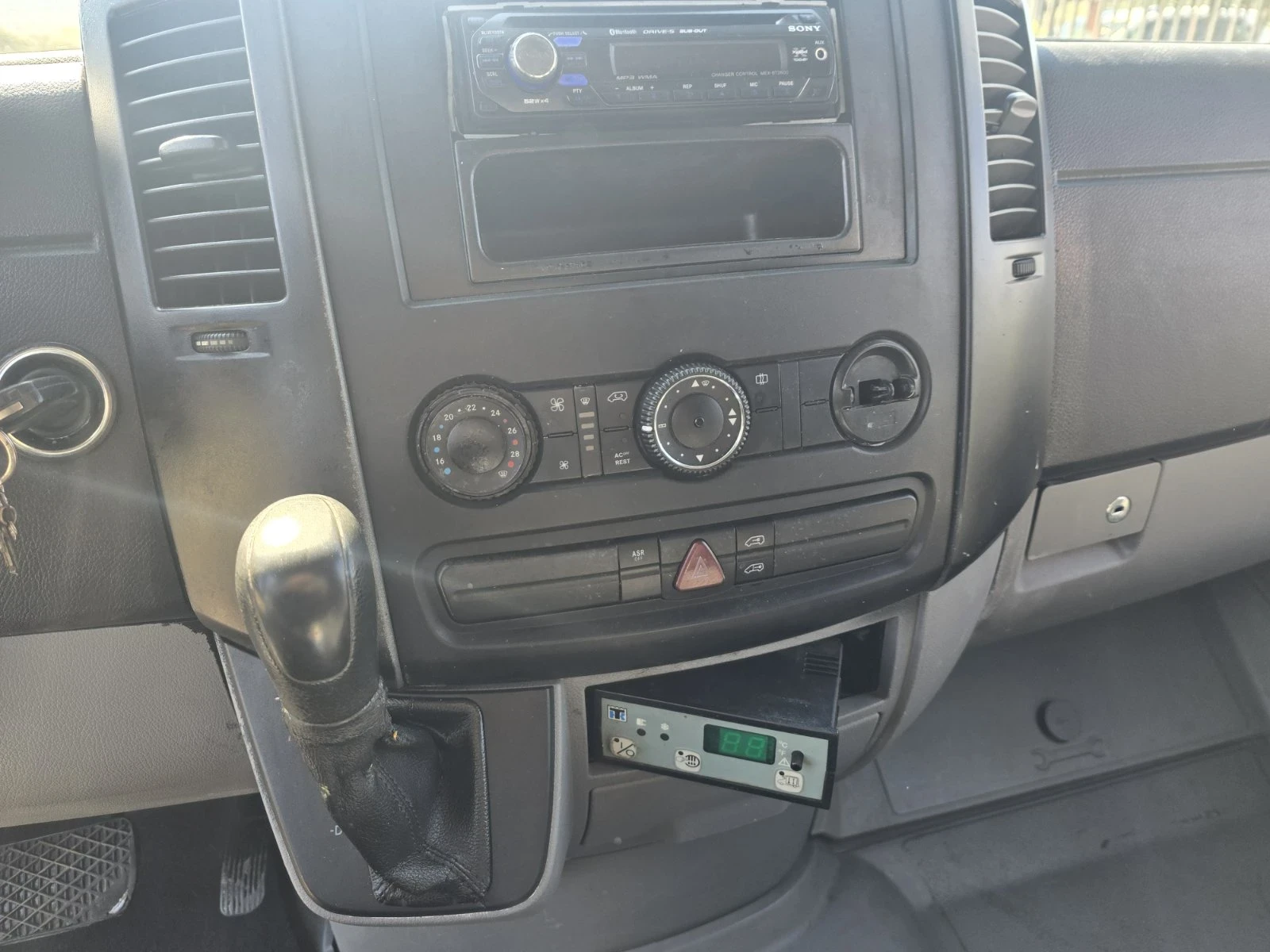 Mercedes-Benz Sprinter 318 3.0д 184 кс автомат хладилен , снимка 9 - Бусове и автобуси - 54864122