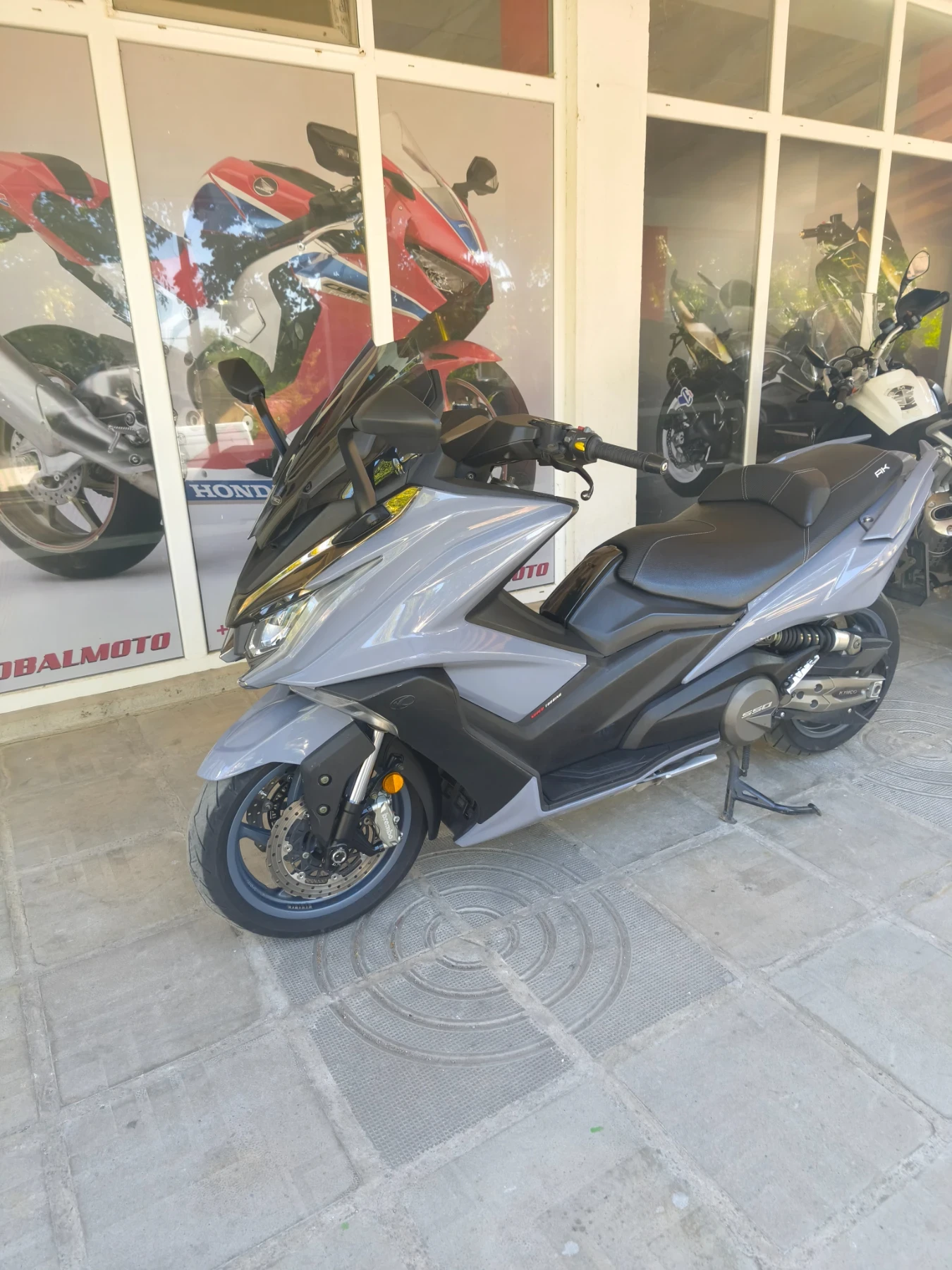 Kymco AK 550