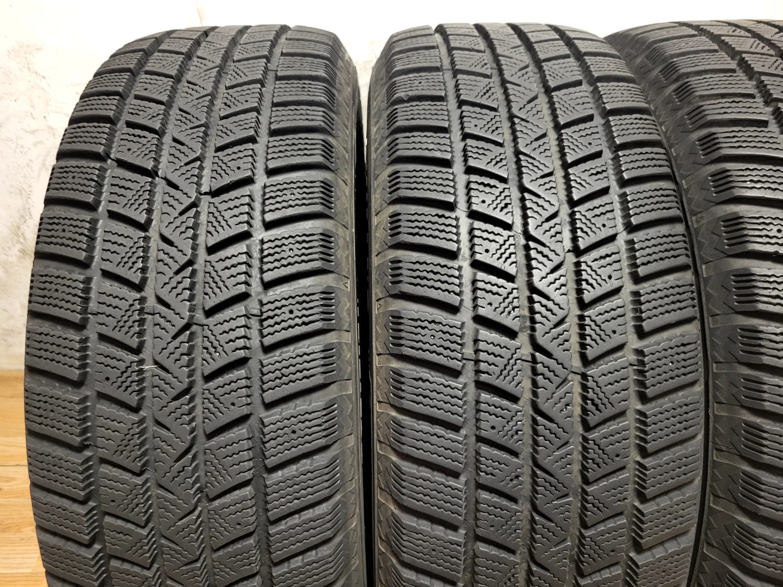Гуми Зимни 225/60R17, снимка 2 - Гуми и джанти - 55991863