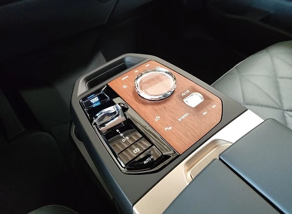 BMW iX xDrive50 = Sport Package = Гаранция, снимка 8 - Автомобили и джипове - 56118227
