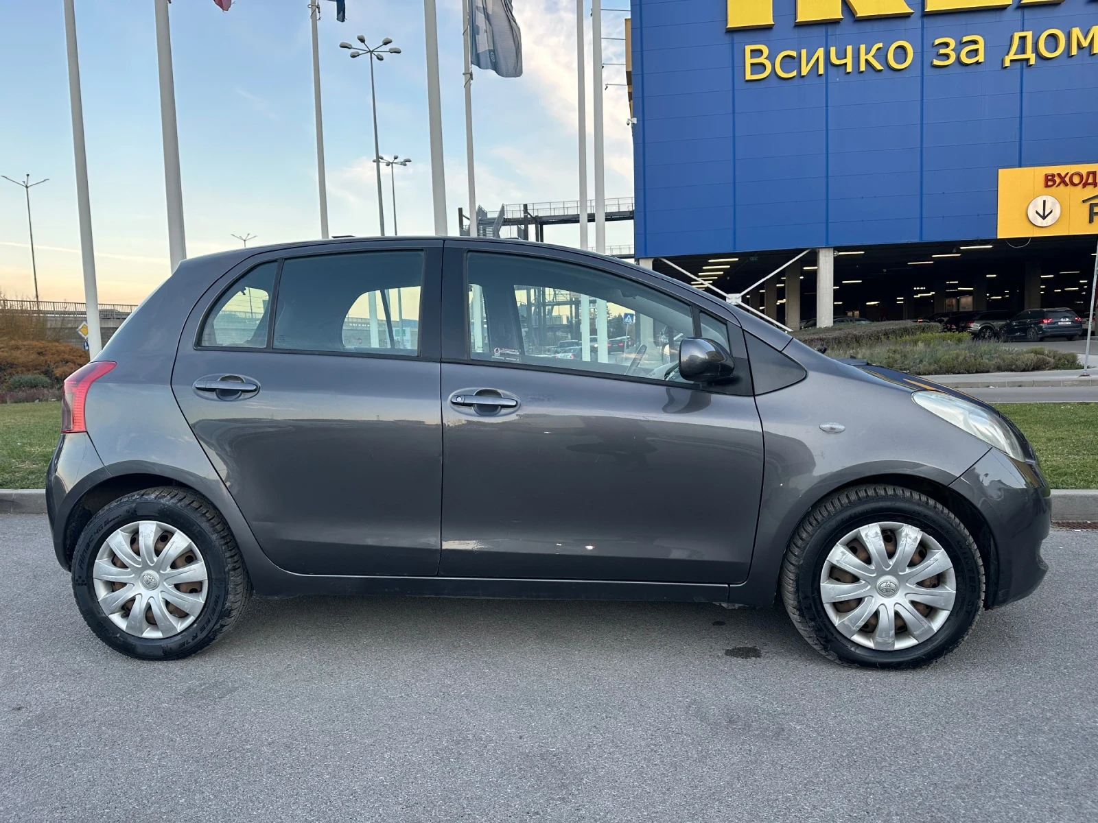 Toyota Yaris Автоматик 1.3 бензин - изображение 8