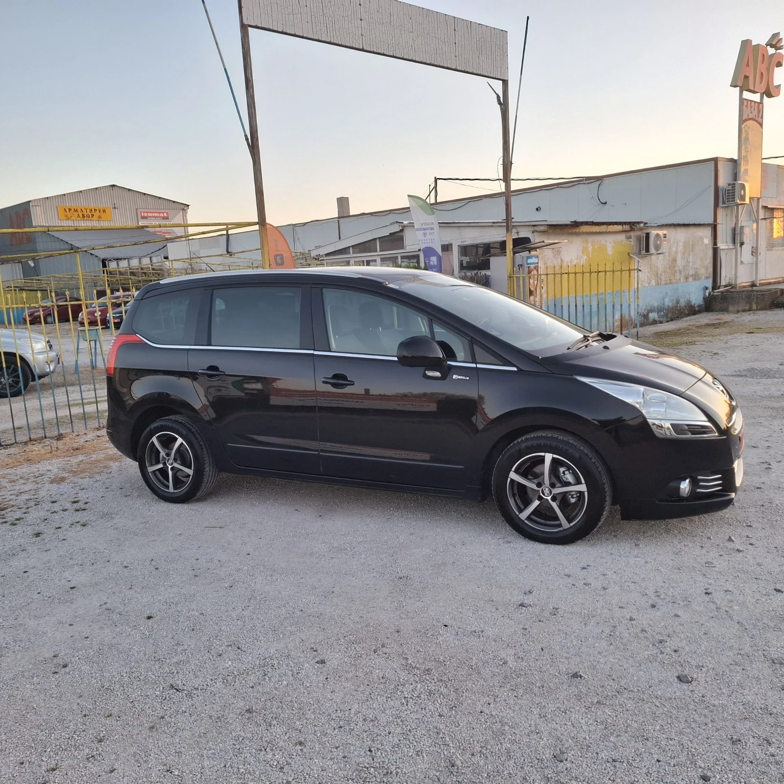 Peugeot 5008 1.6 E-HDI FAMILY, снимка 5 - Автомобили и джипове - 54348352