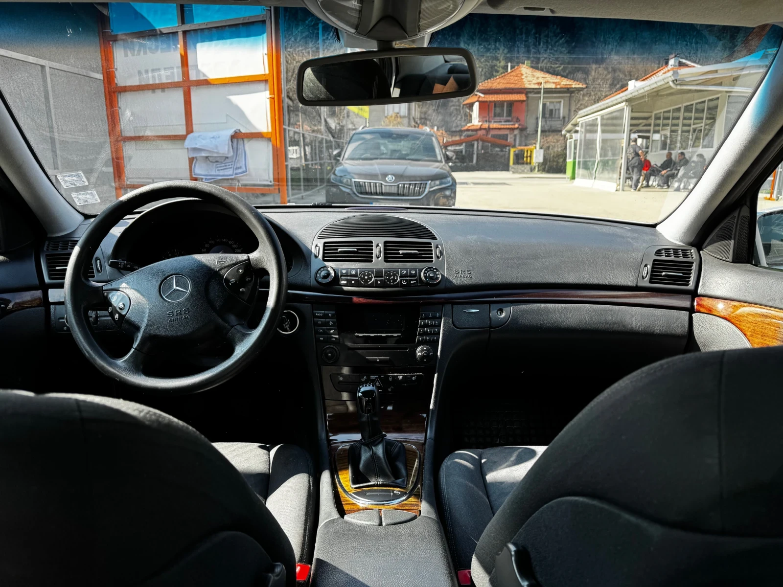 Mercedes-Benz E 220, снимка 6 - Автомобили и джипове - 56245733