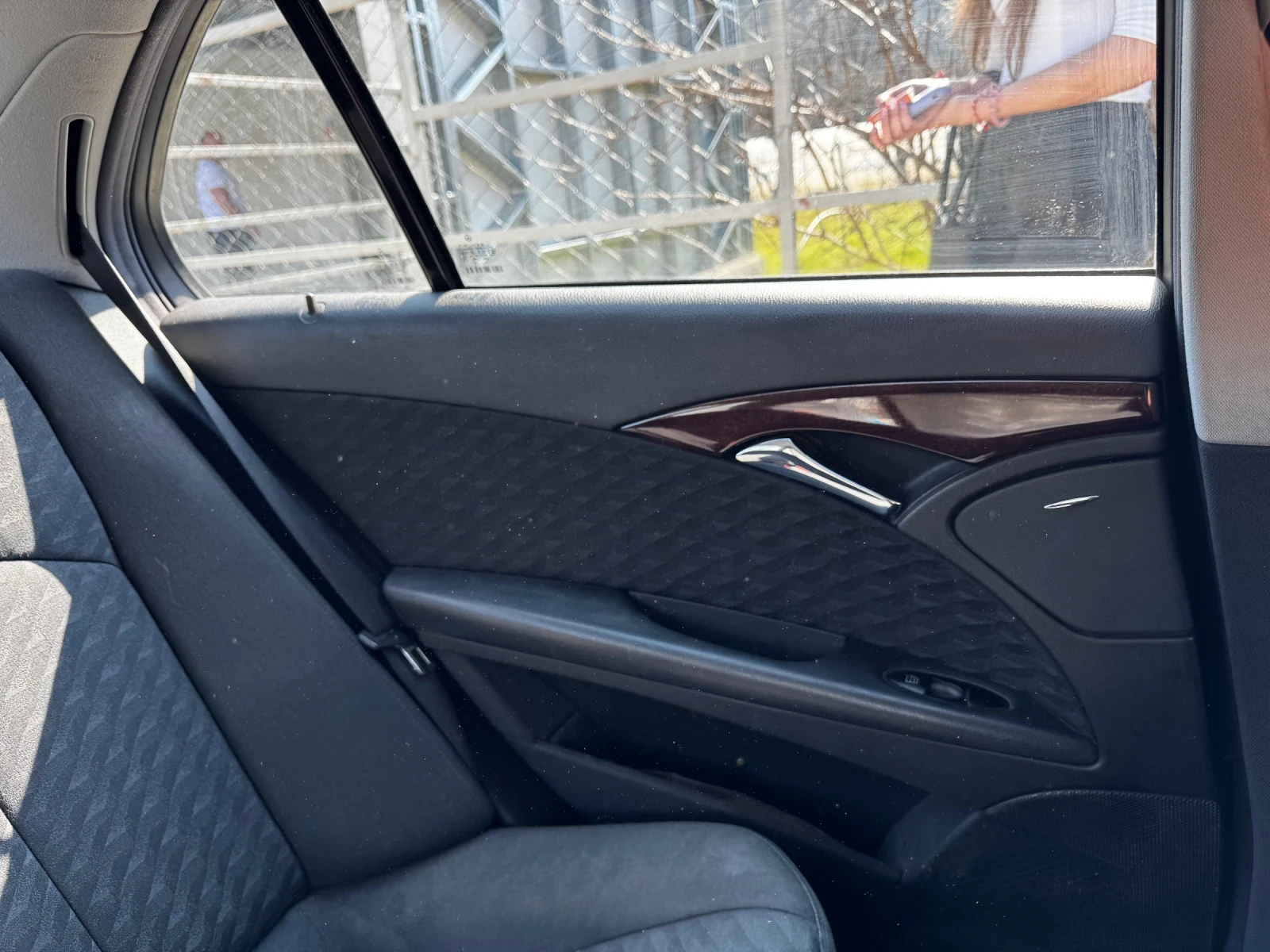 Mercedes-Benz E 220, снимка 12 - Автомобили и джипове - 56245733