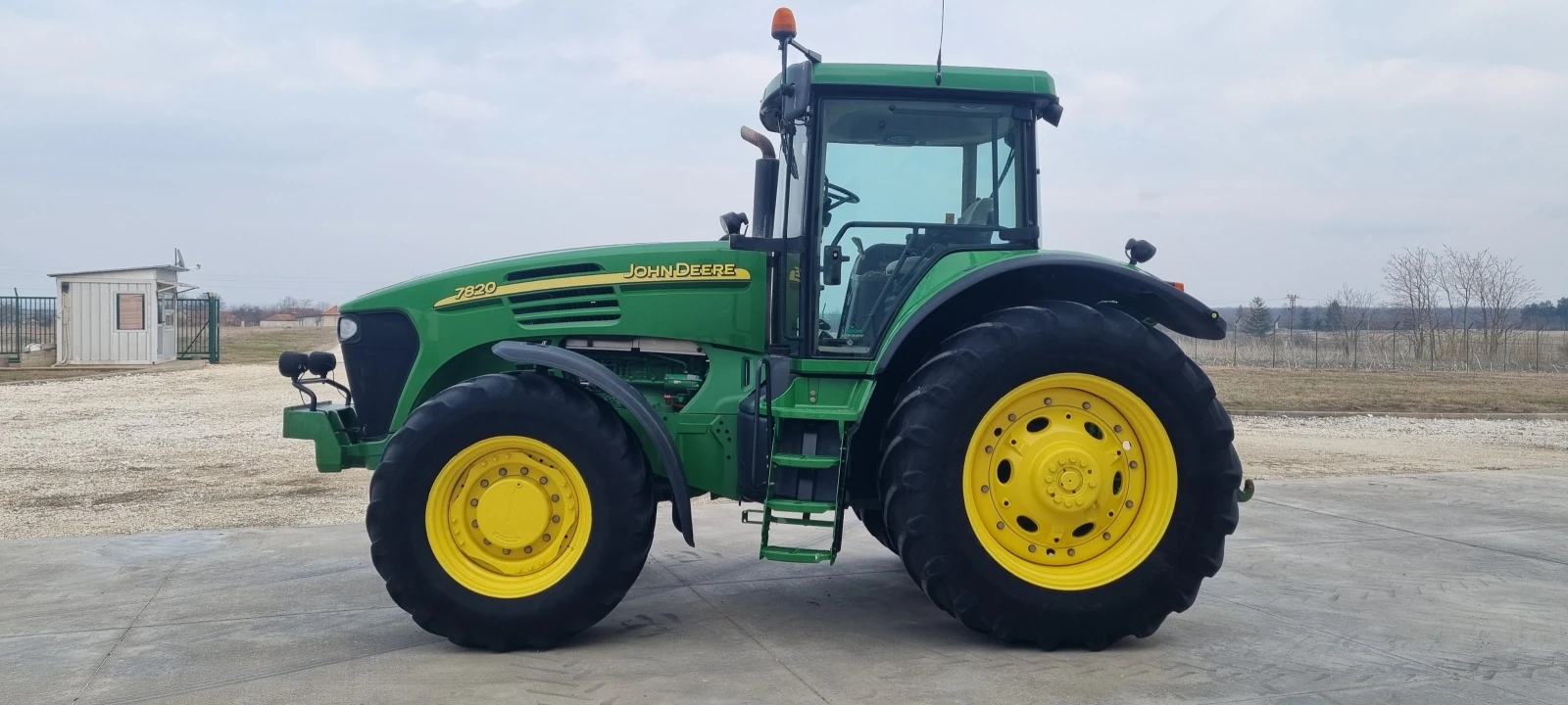 Трактор John Deere 7820