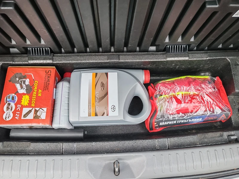 Toyota Prius, снимка 12 - Автомобили и джипове - 51990735