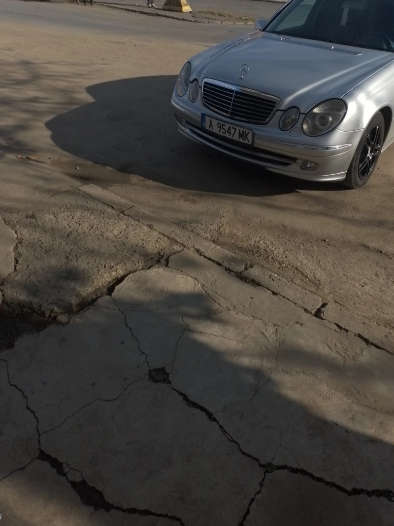 Mercedes-Benz E 270 2.7 CDI Avantgarde , снимка 13 - Автомобили и джипове - 52836843