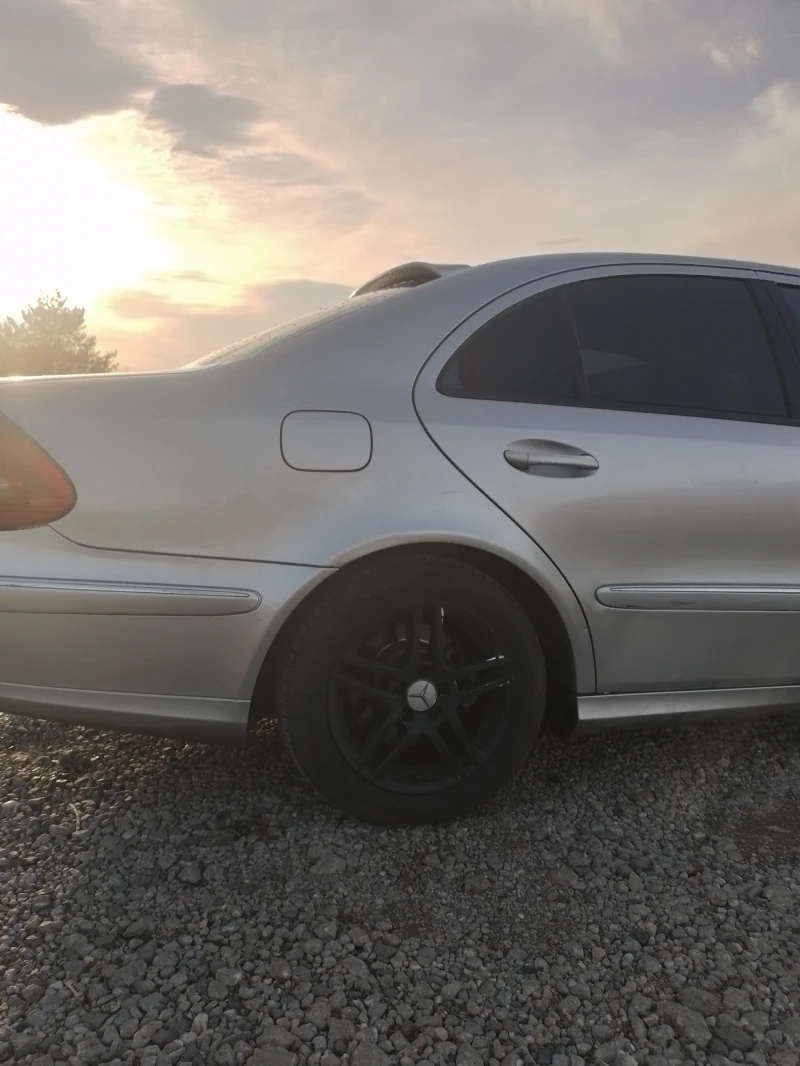 Mercedes-Benz E 270 2.7 CDI Avantgarde , снимка 9 - Автомобили и джипове - 52836843