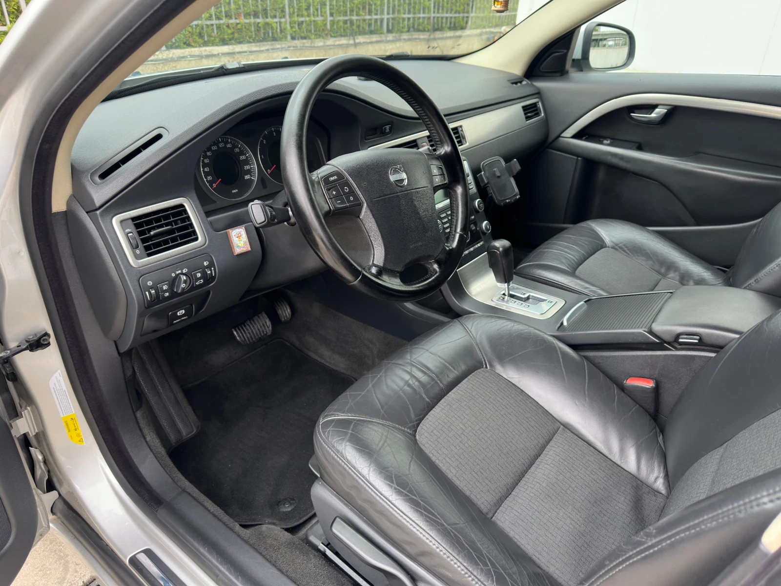 Volvo V70 2.4D Face* Автомат* Регистриран, снимка 9 - Автомобили и джипове - 54465929