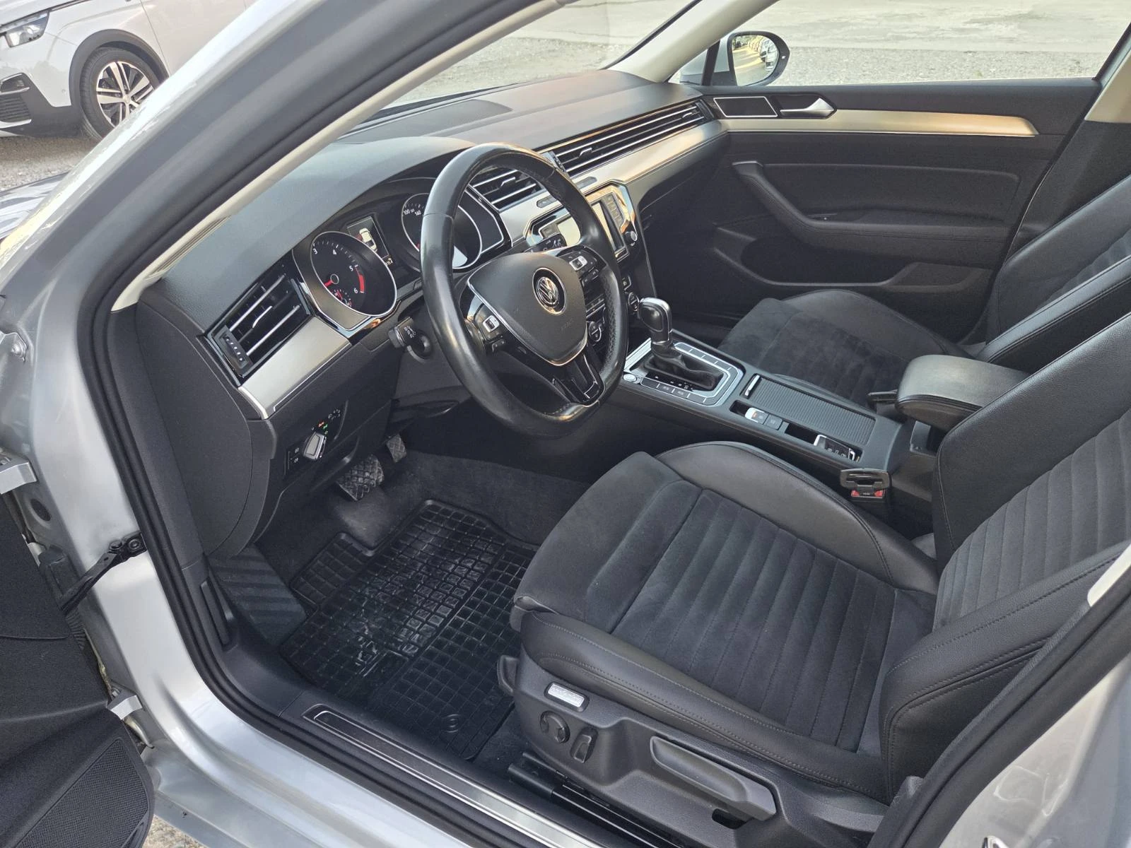 VW Passat Седан, снимка 10 - Автомобили и джипове - 54740842