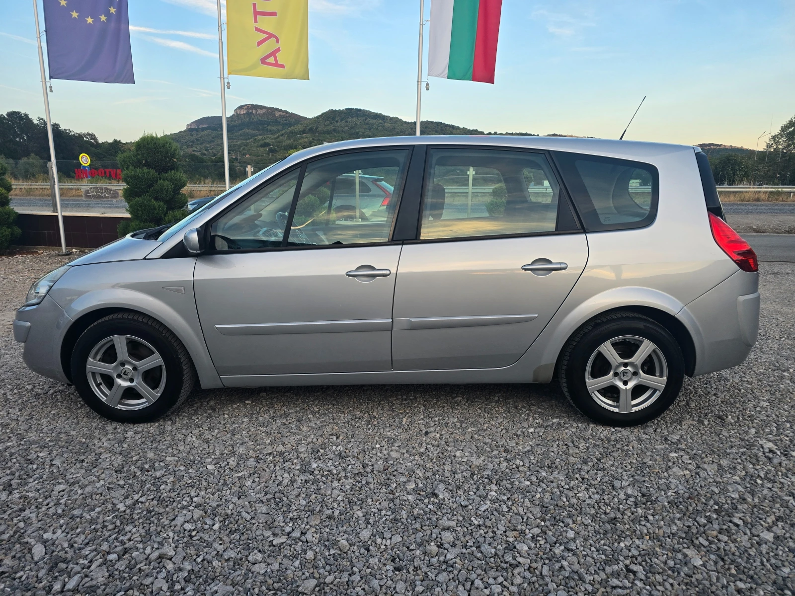 Renault Grand scenic 1.6 БЕНЗИН РЕАЛНИ КИЛОМЕТРИ, снимка 2 - Автомобили и джипове - 56118017