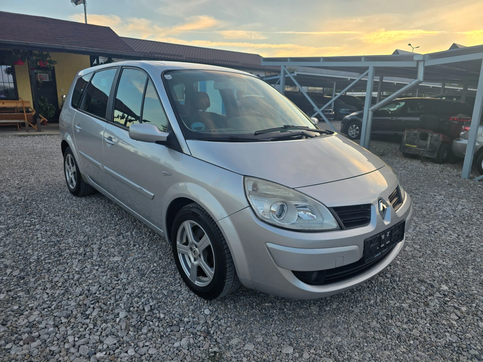 Renault Grand scenic 1.6 БЕНЗИН РЕАЛНИ КИЛОМЕТРИ, снимка 7 - Автомобили и джипове - 56118017