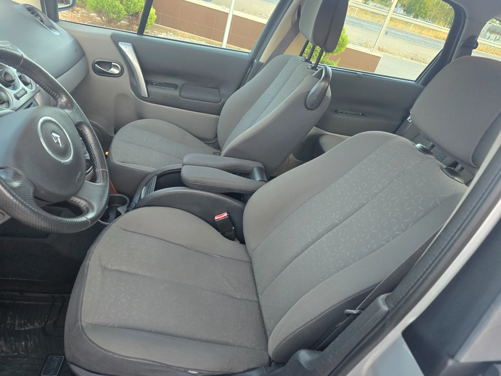 Renault Grand scenic 1.6 БЕНЗИН РЕАЛНИ КИЛОМЕТРИ, снимка 13 - Автомобили и джипове - 56118017