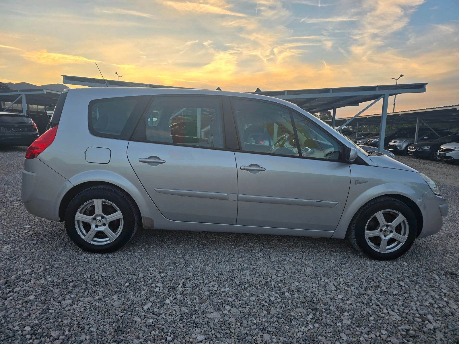 Renault Grand scenic 1.6 БЕНЗИН РЕАЛНИ КИЛОМЕТРИ, снимка 6 - Автомобили и джипове - 56118017