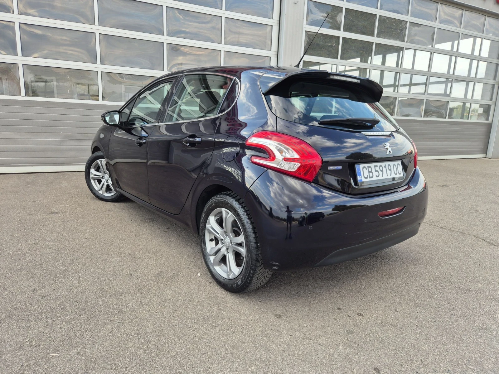 Peugeot 208 1.6Hdi Обслужена , снимка 4 - Автомобили и джипове - 56142197