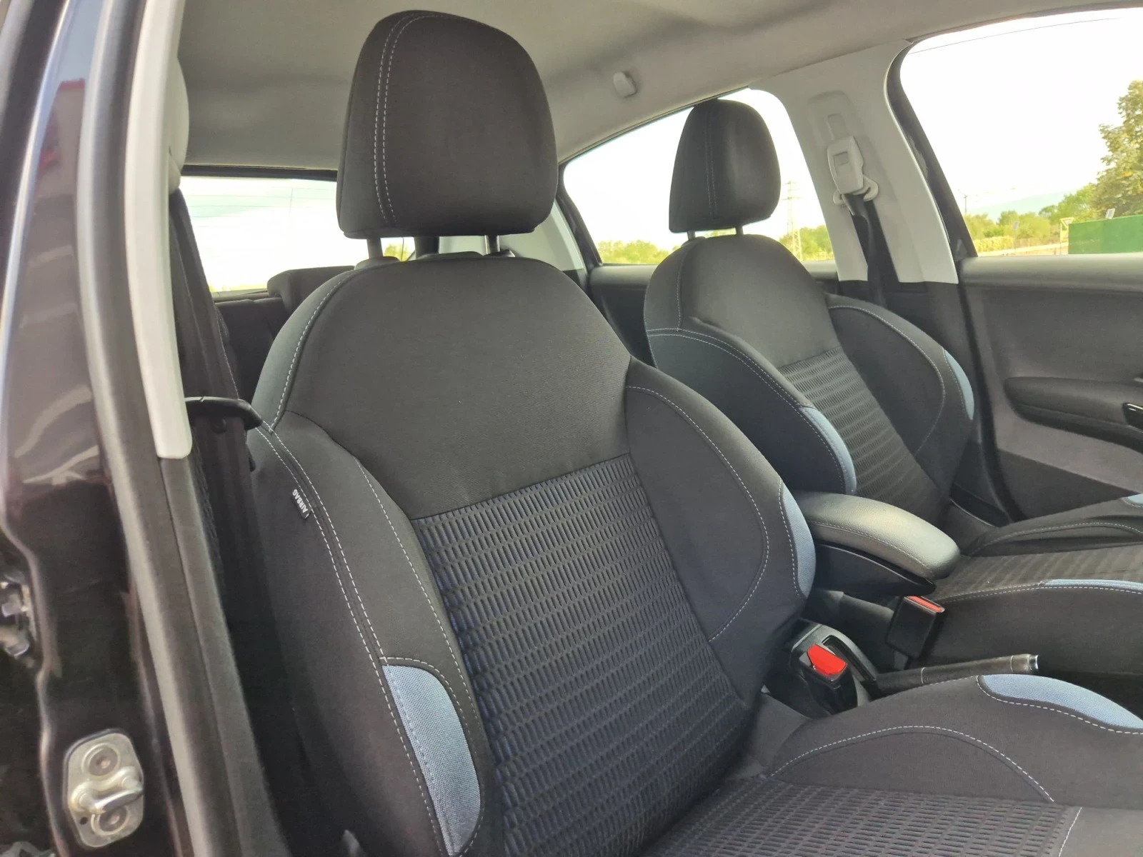 Peugeot 208 1.6Hdi Обслужена , снимка 11 - Автомобили и джипове - 56142197