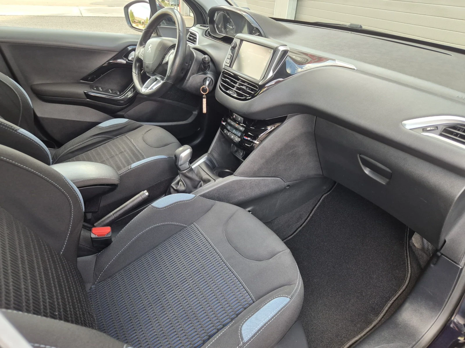 Peugeot 208 1.6Hdi Обслужена , снимка 10 - Автомобили и джипове - 56142197