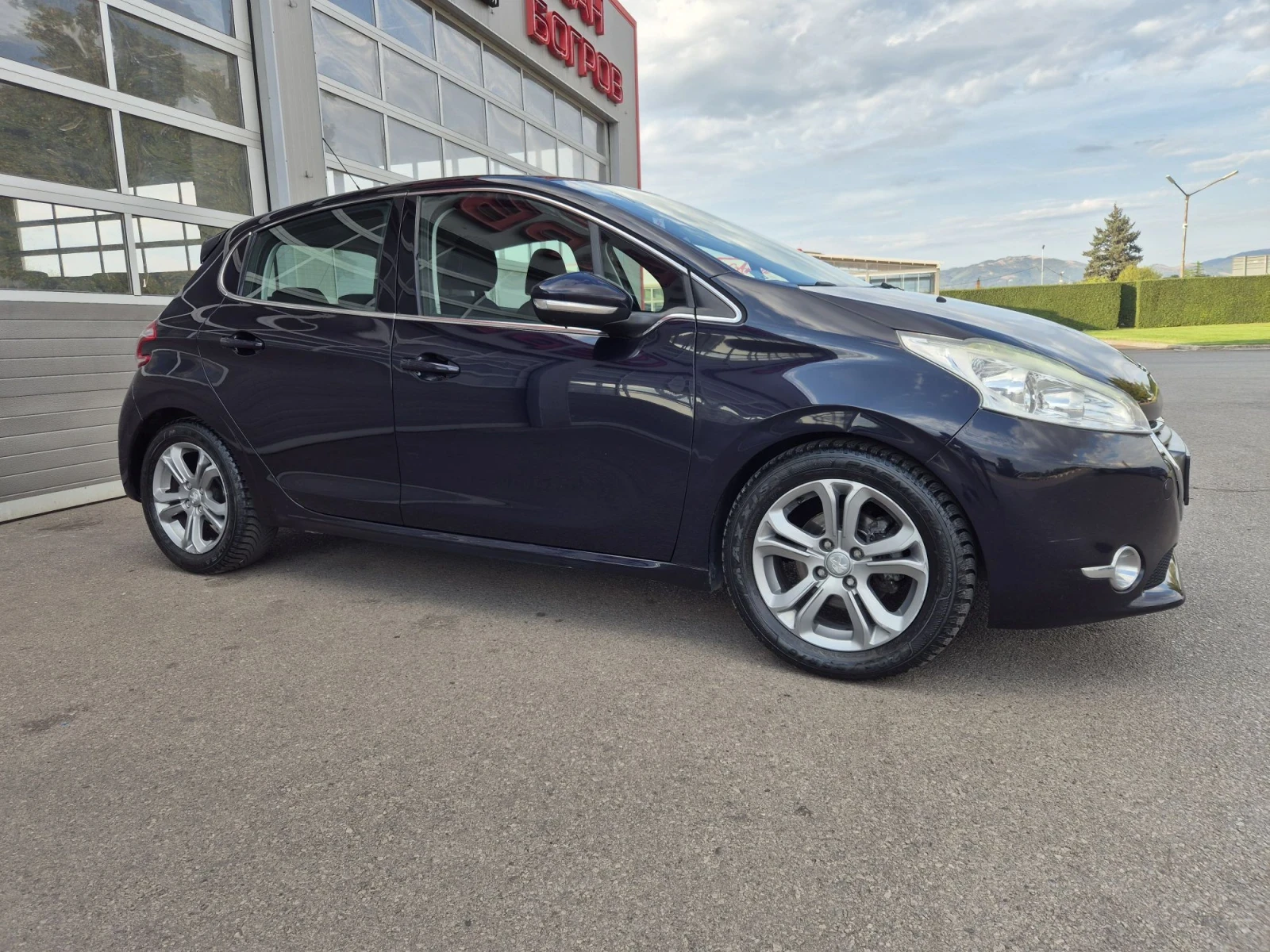 Peugeot 208 1.6Hdi Обслужена , снимка 3 - Автомобили и джипове - 56142197