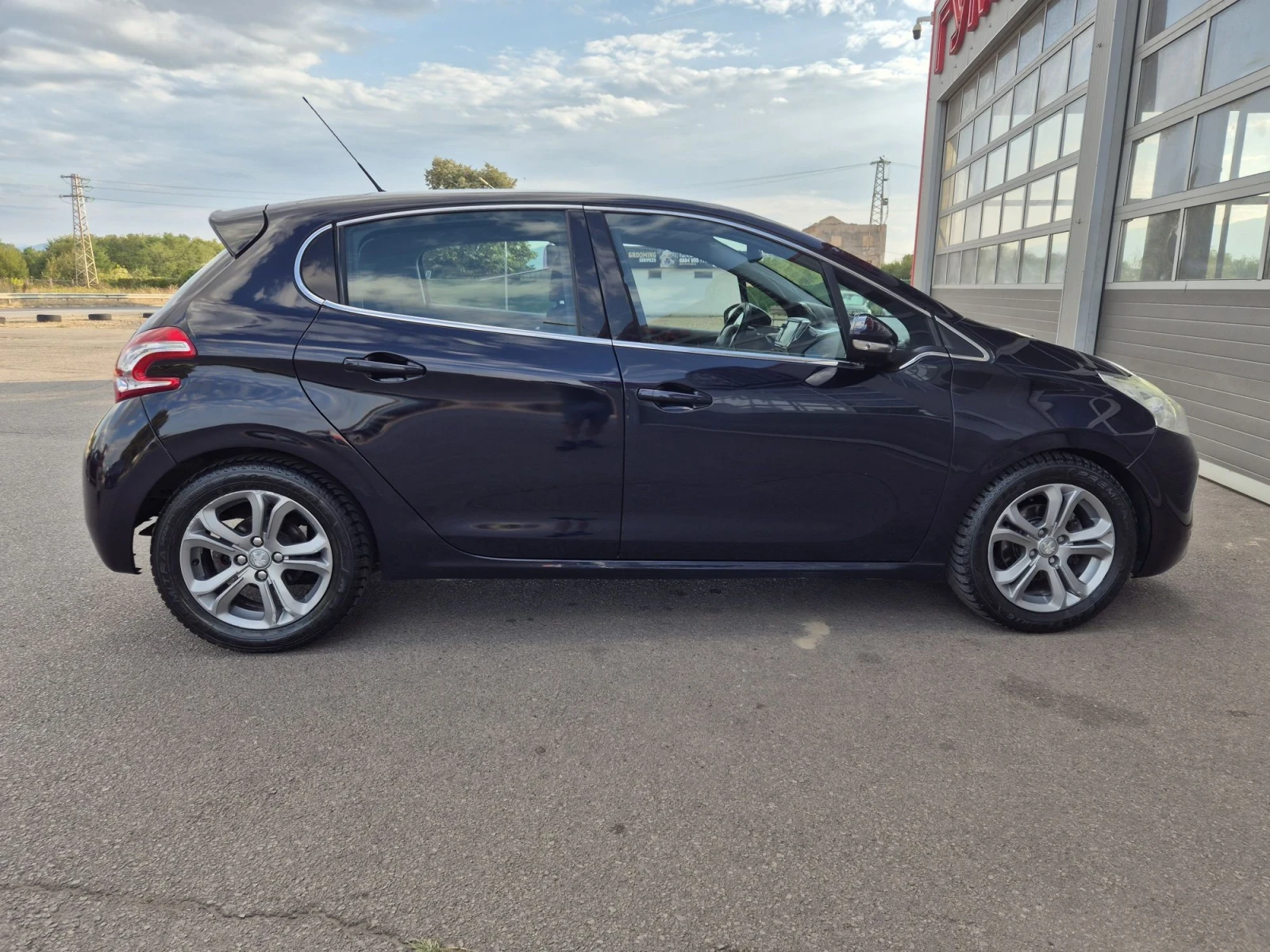Peugeot 208 1.6Hdi Обслужена , снимка 14 - Автомобили и джипове - 56142197