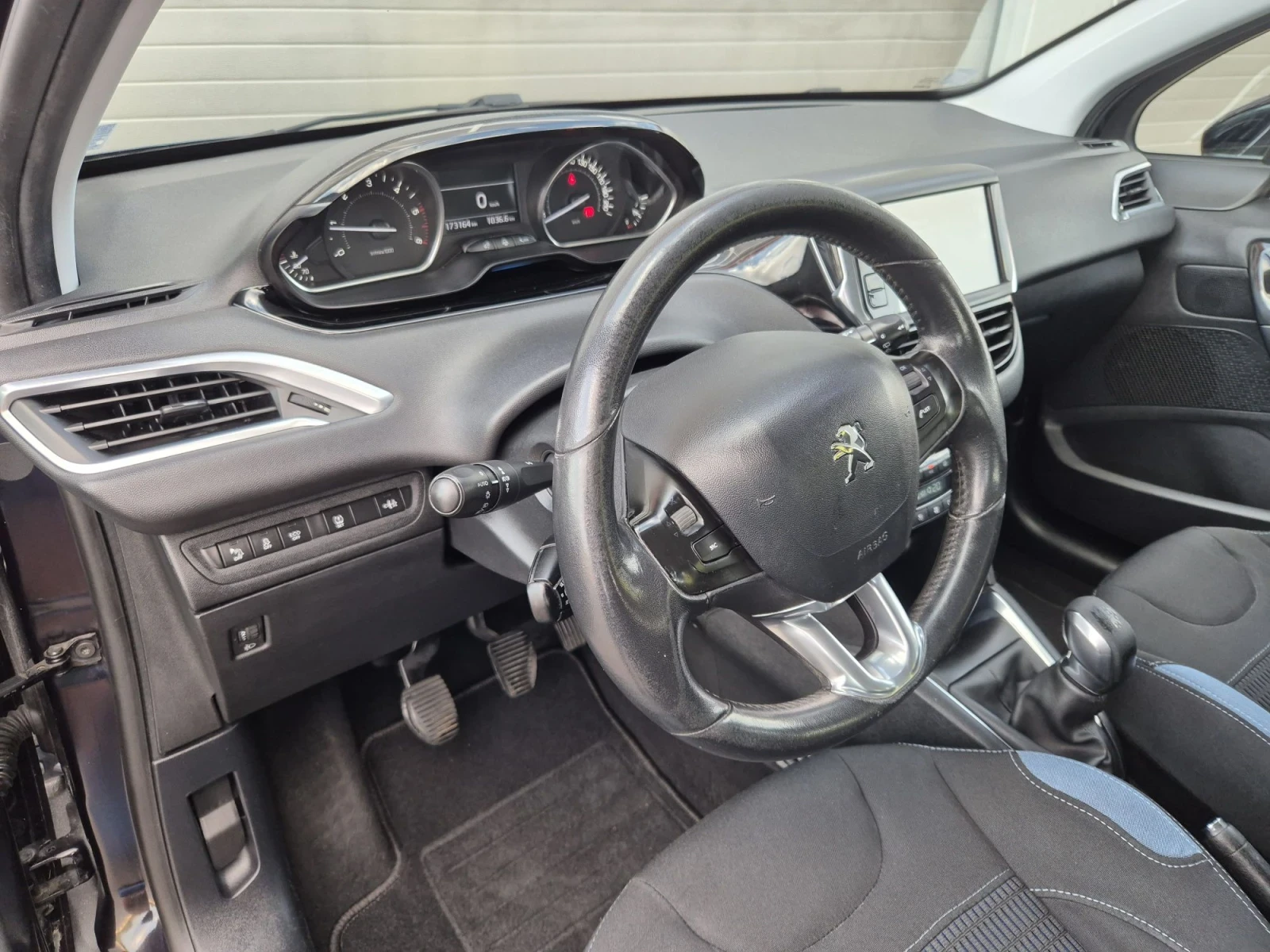 Peugeot 208 1.6Hdi Обслужена , снимка 9 - Автомобили и джипове - 56142197