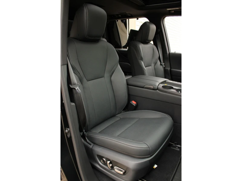 Lexus LX 700h Luxury, Монитори, Soft Close, Месечна вноска от 27, снимка 10 - Автомобили и джипове - 52377653