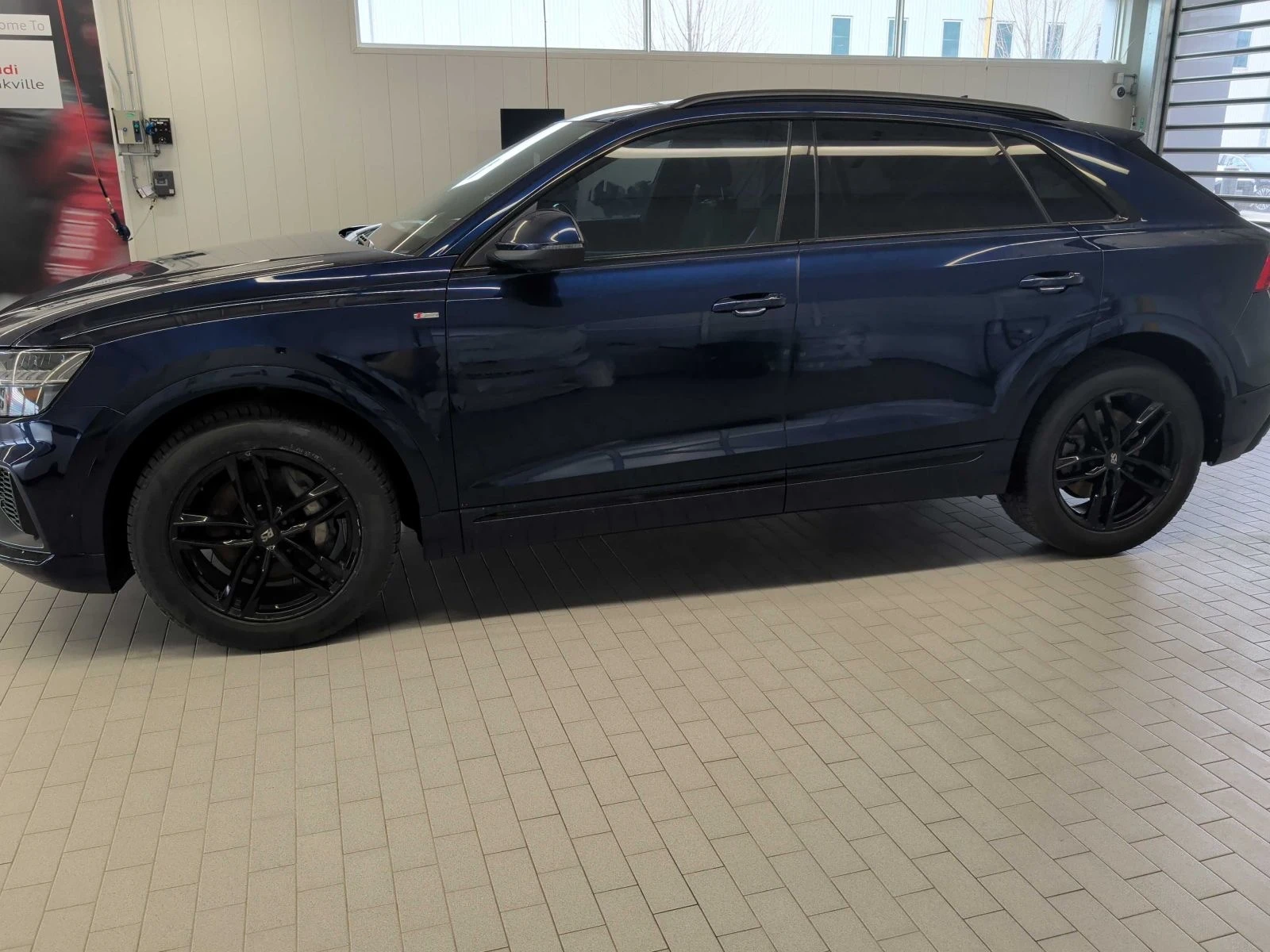 Audi Q8 Technik* S-Line* Distronic* 360View* CarPlay* Обду, снимка 3 - Автомобили и джипове - 53947527