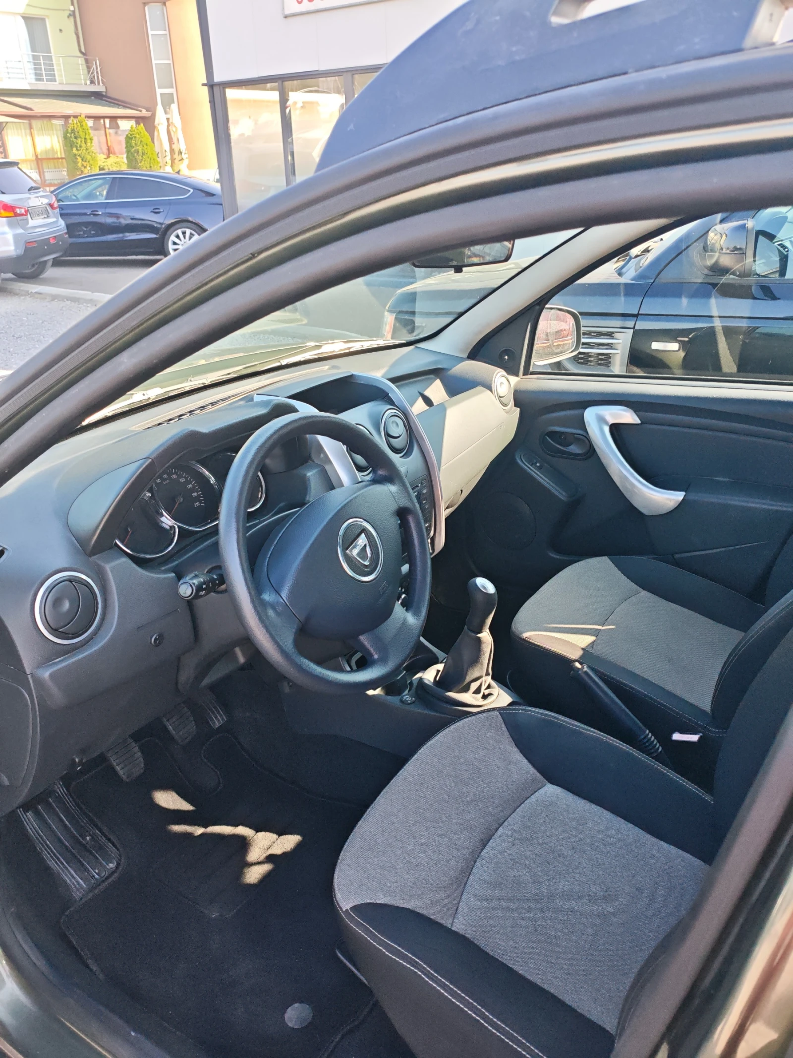 Dacia Duster 1.6 16 V газ-бензин, снимка 9 - Автомобили и джипове - 55749936