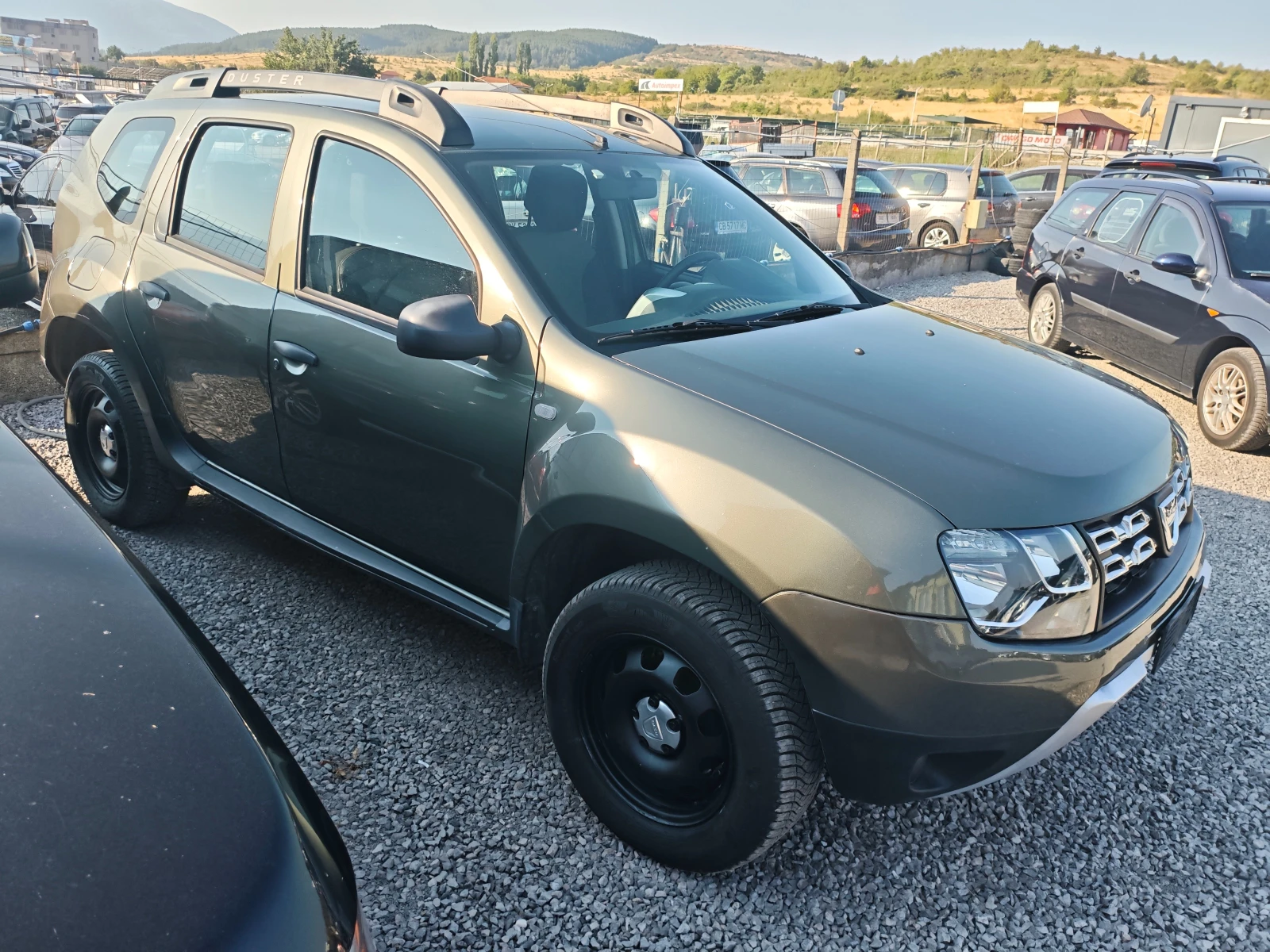 Dacia Duster 1.6 16 V газ-бензин, снимка 2 - Автомобили и джипове - 55749936