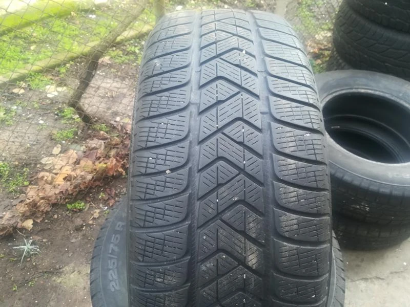 Гуми Зимни 235/60R18, снимка 1 - Гуми и джанти - 20360008