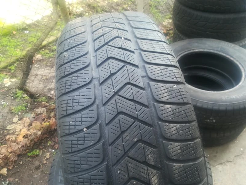 Гуми Зимни 235/60R18, снимка 2 - Гуми и джанти - 20360008