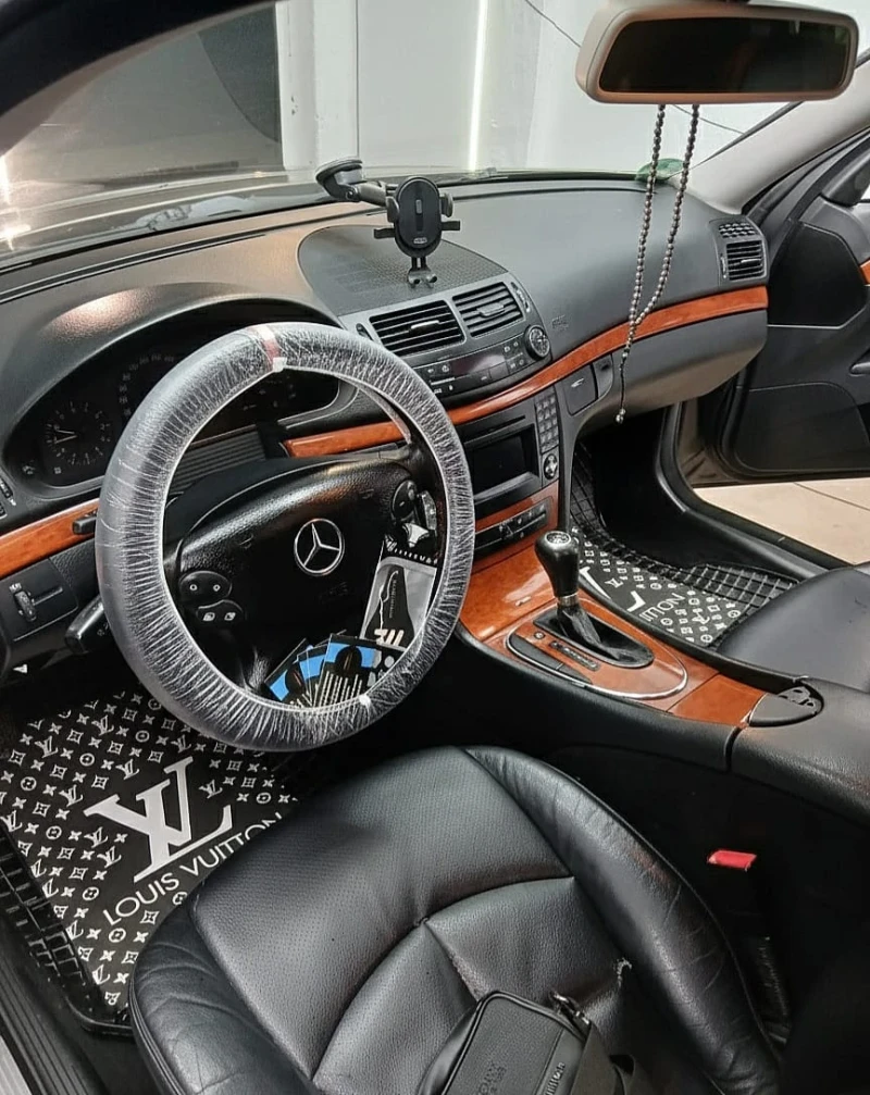 Mercedes-Benz E 200, снимка 10 - Автомобили и джипове - 53194357