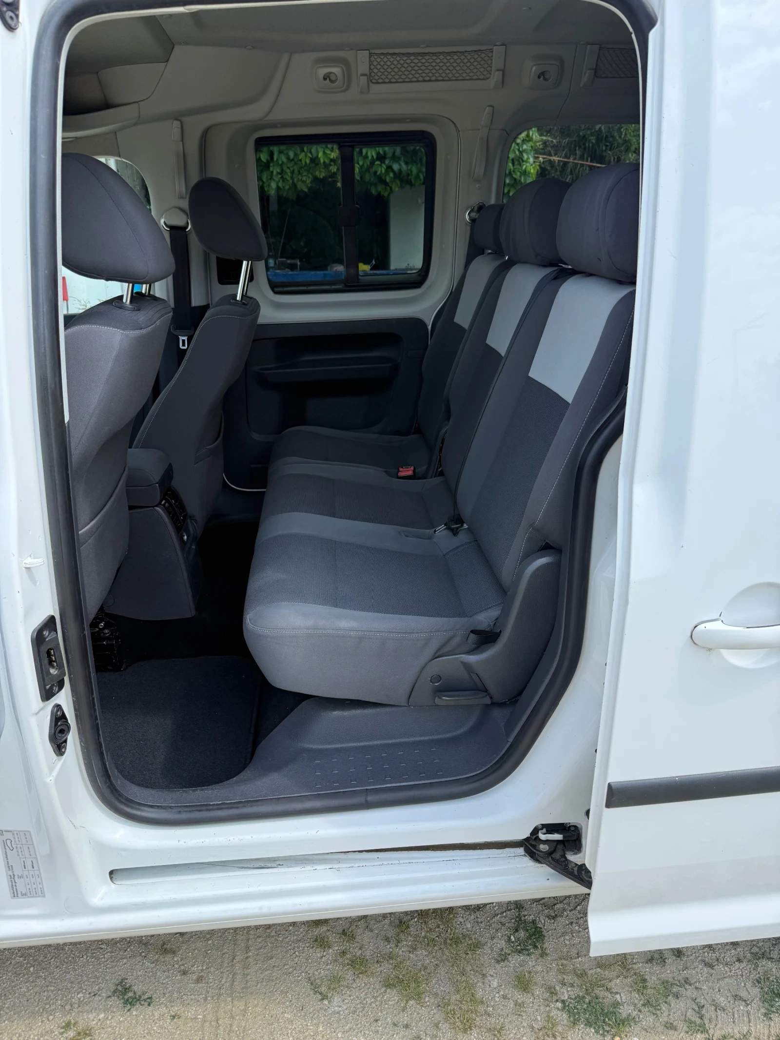 VW Caddy MAXI 1.6 TDI, снимка 12 - Автомобили и джипове - 54798795