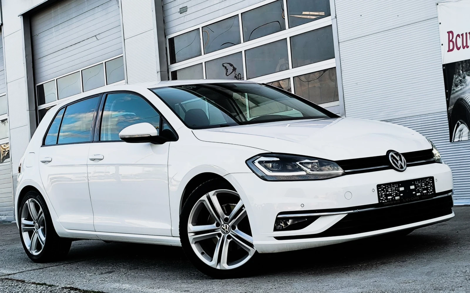 VW Golf 2.0TDI R-LINE DSG FACELIFT, снимка 3 - Автомобили и джипове - 55165861