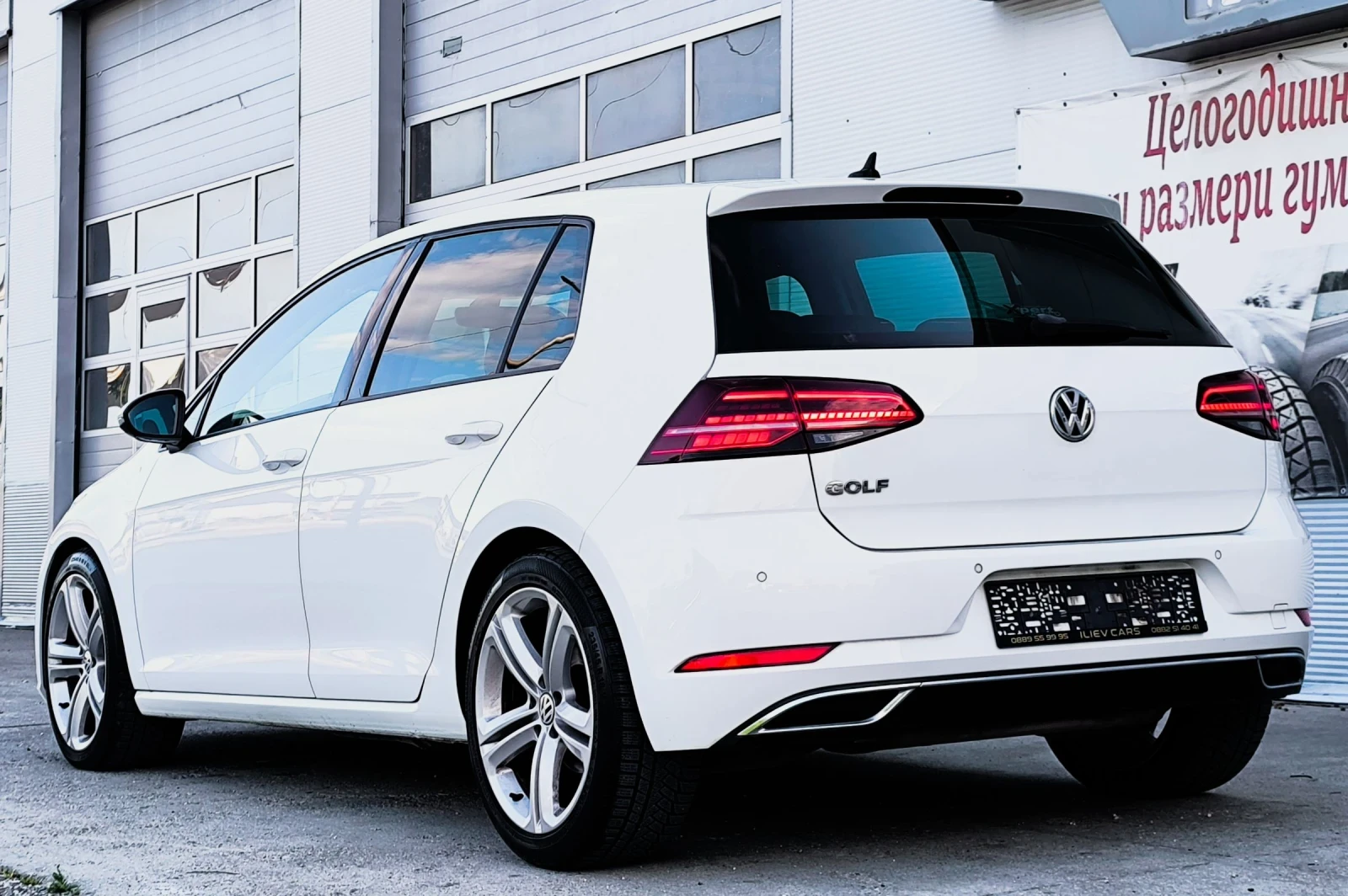 VW Golf 2.0TDI R-LINE DSG FACELIFT, снимка 4 - Автомобили и джипове - 55165861