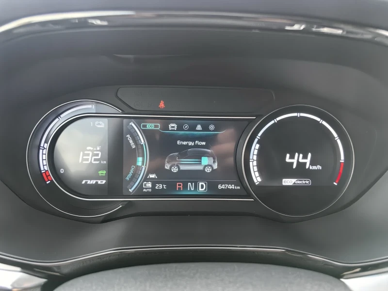 Kia Niro 67kw* 204k.c.* КАТО НОВА* , снимка 14 - Автомобили и джипове - 47395981